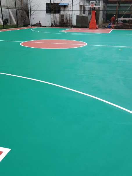 虹口 球场长期使用易出现地面开裂